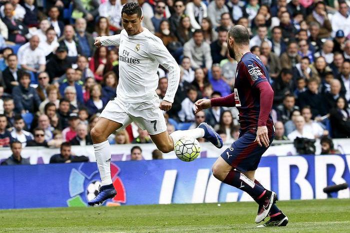 Football Soccer - Real Madrid v Eibar- Spanish Liga BBVA - Santiago Bernabeu, Madrid, Spain - 09/04/16  Real Madrid's Cristiano Ronaldo and Eibar's Ivan Ramis in action REUTERS/Andrea Comas