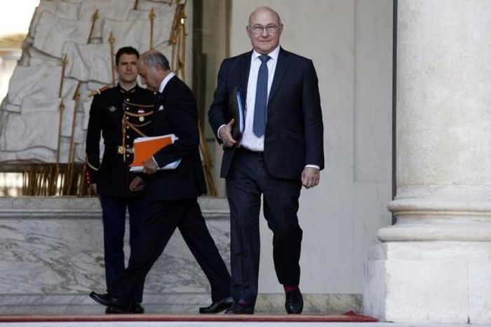 French finance minister admits to "inappropriate" conduct towards female journalist