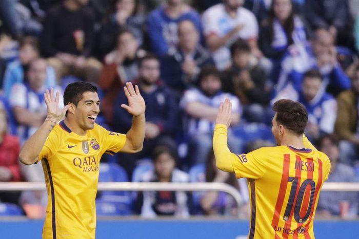 Barcelona's Luis Suarez (L) celebrates his goal against Deportivo Coruna with team mate Lionel Messi.
