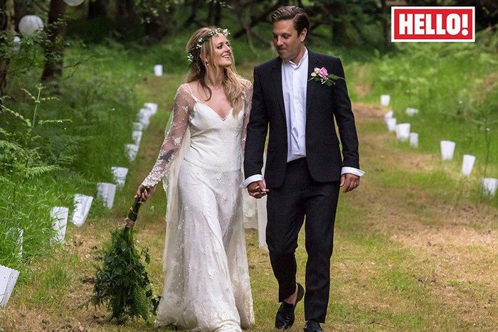 Bo Bruce weds in late mother's gown