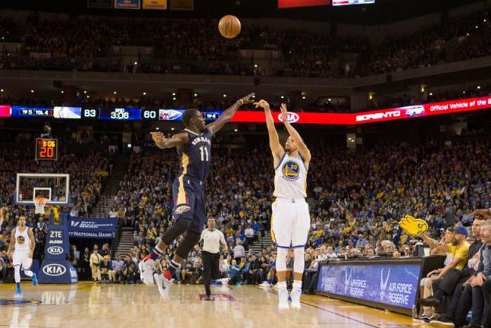 Curry hot as Warriors make it 50 straight