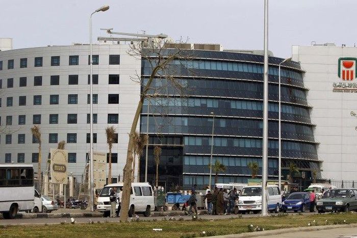 People and vehicles are seen in front of the National Bank of Egypt (NBE), also known as the Al Ahli Bank, in the Fifth Settlement districts of New Cairo March 30, 2013. REUTERS/Amr Abdallah Dalsh