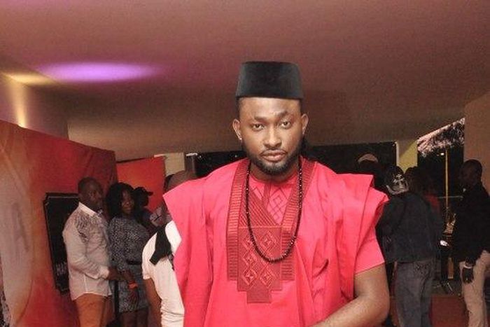 AY Live 2016 men's orange carpet