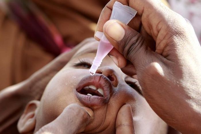 A newly arrived Somali refugee child receives a polio drop at the Ifo extension refugee camp in Dadaab, near the Kenya-Somalia border, August 1, 2011.   REUTERS/Thomas Mukoy
