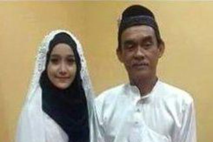 18-yr-old bride weds 62-yr-old groom in Malaysia