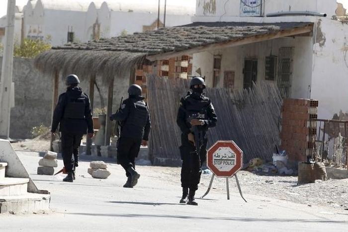 Tunisian police officers stand guard near a police station in the town of Ben Guerdan, Tunisia, near the Libyan border March 8, 2016.