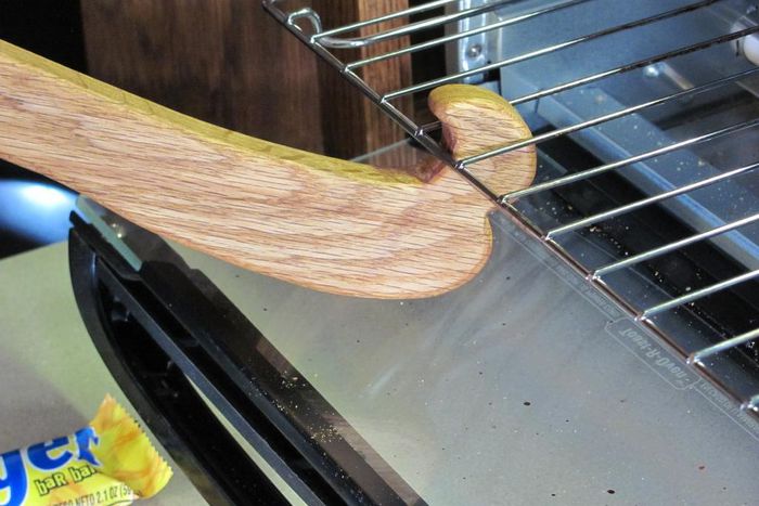 ___5119490___https:______static.pulse.com.gh___webservice___escenic___binary___5119490___2016___6___6___17___Oven+pusher+puller