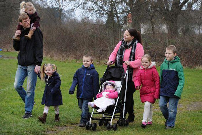 Meet woman who became pregnant at 13 and now mum-of-six at 23