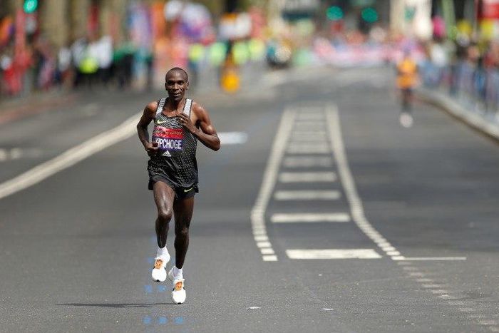 Athletics - 2016 Virgin Money London Marathon - London - 24/4/16
Kenya's Eliud Kipchoge in action during the Men's race
Action Images via Reuters / Andrew Boyers
Livepic