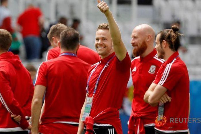 Soccer-Robson-Kanu starts as Wales make three changes for England clash