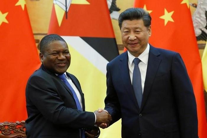 Chinese President Xi Jinping (R) and Mozambican President Filipe Nyusi shake hands at a signing ceremony at the Great Hall of the People in Beijing, China, May 18, 2016.