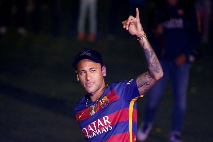 Barcelona's Neymar salutes the crowd during a ceremony celebrating the club's season at Camp Nou stadium in Barcelona, Spain, May 23, 2016.