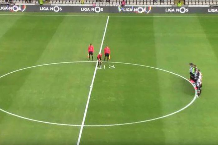 Referee uses vanishing spray to spell RIP for dead colleague