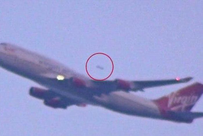 A UFO spotted overtaking a Virgin Atlantic plane taking off from JFK Airport