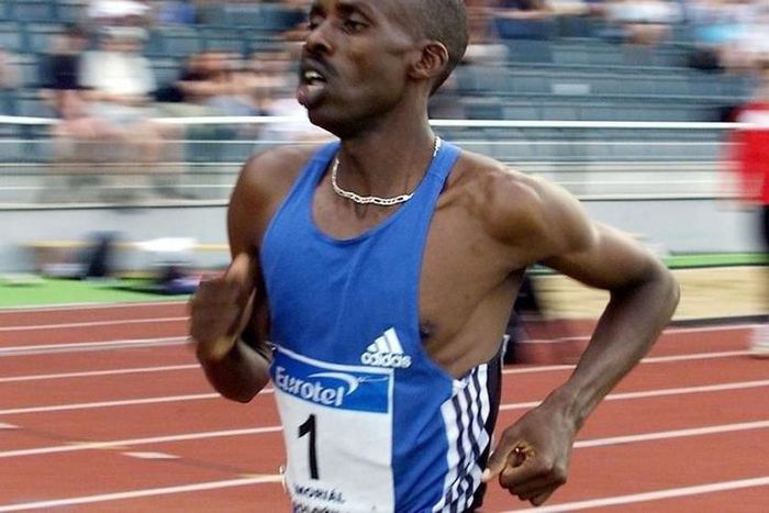 Noah Ngeny of Kenya runs in the men's 1500 meters at the "Memorial of Josef Odlozil" track and field meeting in Prague on June 17, 2002. REUTERS/Petr
Josek/Files