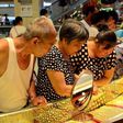 Customers look at gold necklaces at a jewelry store in Xuchang, Henan province, August 12, 2015. REUTERS/Stringer/Files
