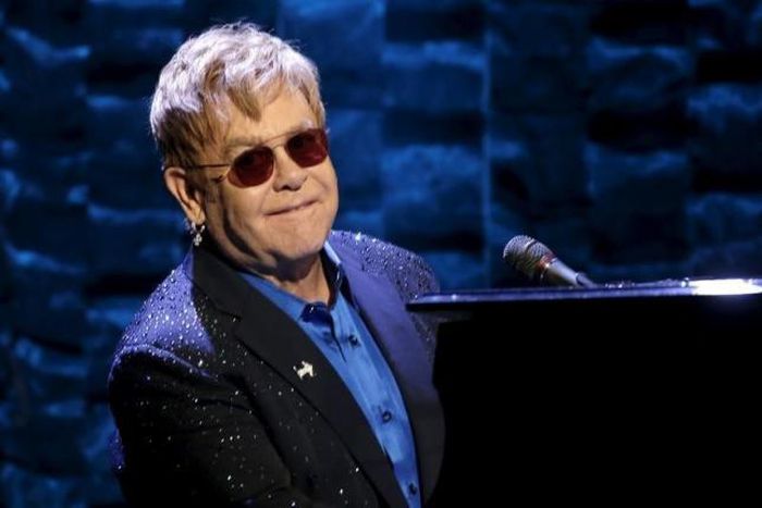 Elton John tells Russians he still wants to meet Putin to talk gay rights
