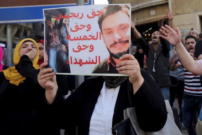 An Egyptian activist holds a poster calling for justice to be done in the case of the recently murdered Italian student Giulio Regeni in Cairo, Egypt, April 15, 2016.  REUTERS/Mohamed Abd El Ghany