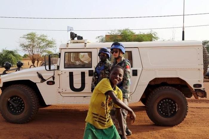 A boy dances in front of Chinese peacekeepers in Gao, Mali, August 11, 2015.