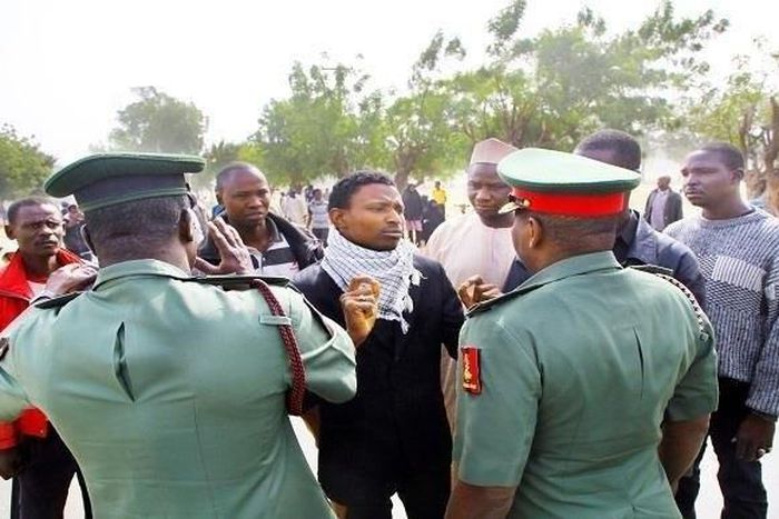 Before the massacre, the Nigerian Army dialogues with the protesting Shiite members.