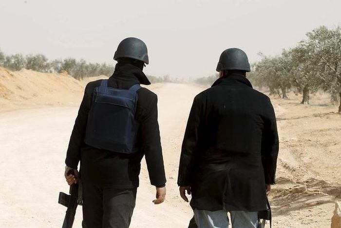 Tunisian polices officers stands guard during an operation to eliminate militants in a village some 50 km (31 miles) from the town of Ben Guerdane, Tunisia, near the Libyan border, March 10, 2016. REUTERS/Zoubeir Souissi