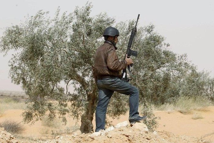 A Tunisian police officer stands guard during an operation to eliminate militants in a village some 50 km (31 miles) from the town of Ben Guerdane, Tunisia, near the Libyan border, March 10, 2016. REUTERS/Zoubeir Souissi