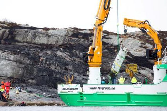 Bergen, 20160429: A helicopter has crashed west of the Norwegian city of Bergen with 13 people on board. A rescue vessel lifts up parts of the helicopter.