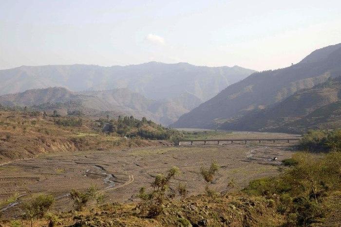 A general view shows a bridge constructed across a dried up river in Ethiopia's northern Amhara region. Picture taken February 11, 2016. REUTERS/Katy Migiro