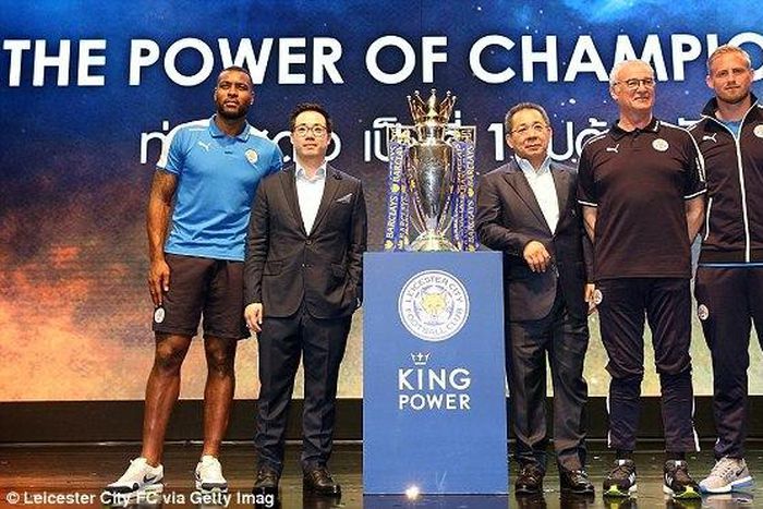 Wes Morgan, Aiyawatt Srivaddhanaprabha and Claudio Ranieri