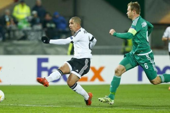 Winger Feghouli signs for West Ham on a three-year deal