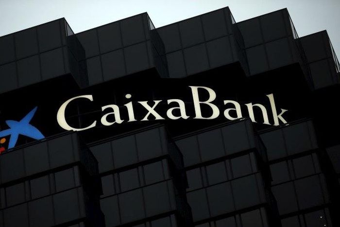 CaixaBank's logo is seen at the company's headquarters in Barcelona, Spain, January 29, 2016.    REUTERS/Albert Gea