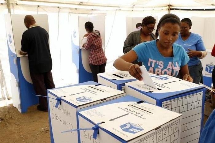 A woman casts her ballot in Johannesburg's Alexandra township, May 7, 2014.
