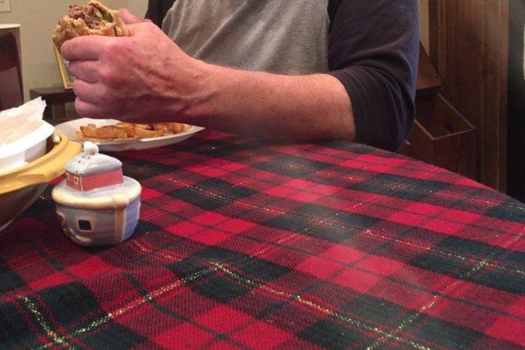 Grandpa goes viral on Twitter after he was abandoned by his grandkids