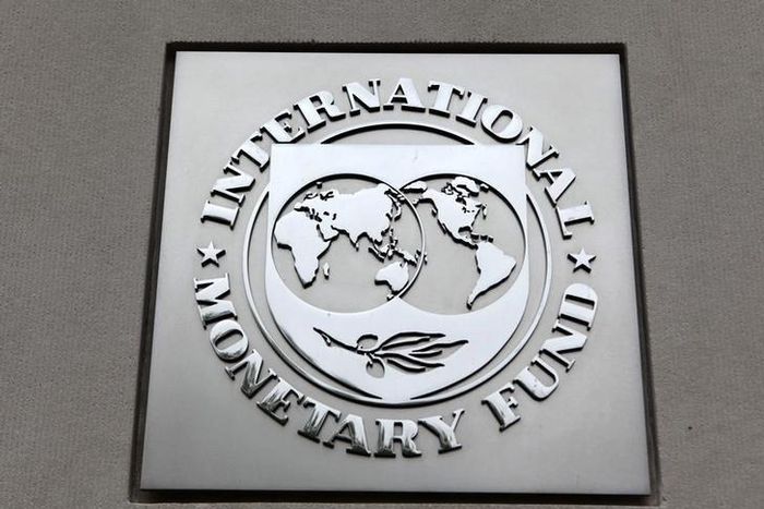 The International Monetary Fund (IMF) logo is seen at the IMF headquarters building during the 2013 Spring Meeting of the International Monetary Fund and World Bank in Washington, April 18, 2013. REUTERS/Yuri Gripas