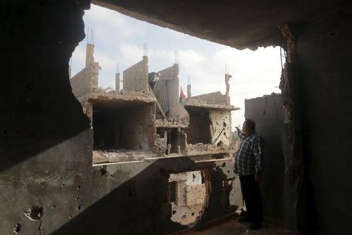 A man stands in his house which was destroyed during clashes between military forces loyal to Libya's eastern government and the Shura Council of Libyan Revolutionaries. March 12, 2016. REUTERS/Esam Omran Al-Fetori