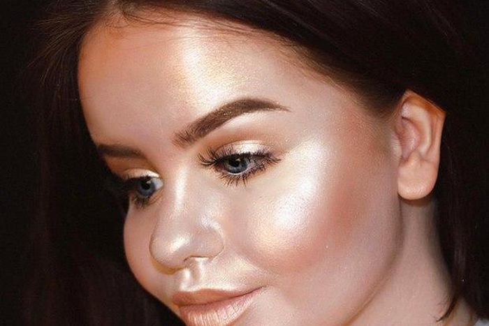 Beauty blogger Mariya wore a full face of makeup using just highlighter!