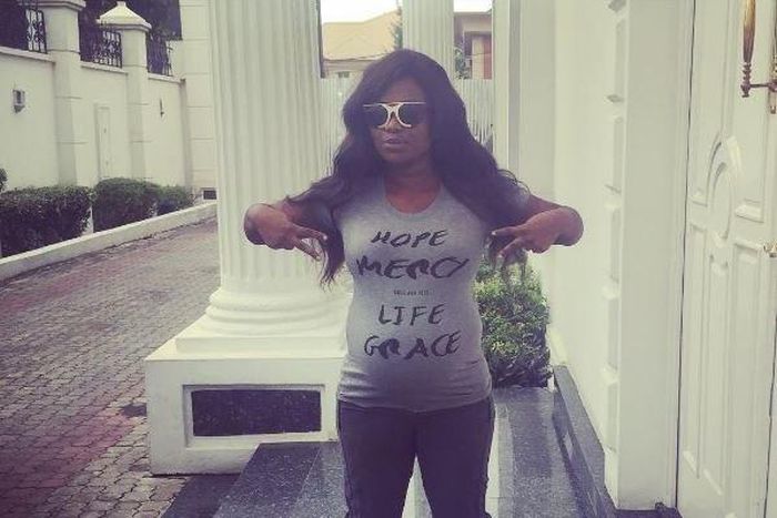 Lami Phillips shows off bump