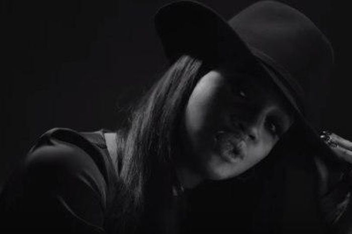 Seyi shay is dapper in all black hat and dress