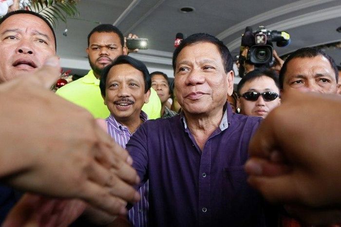 Philippines' Duterte calls for summit to solve South China Sea spat