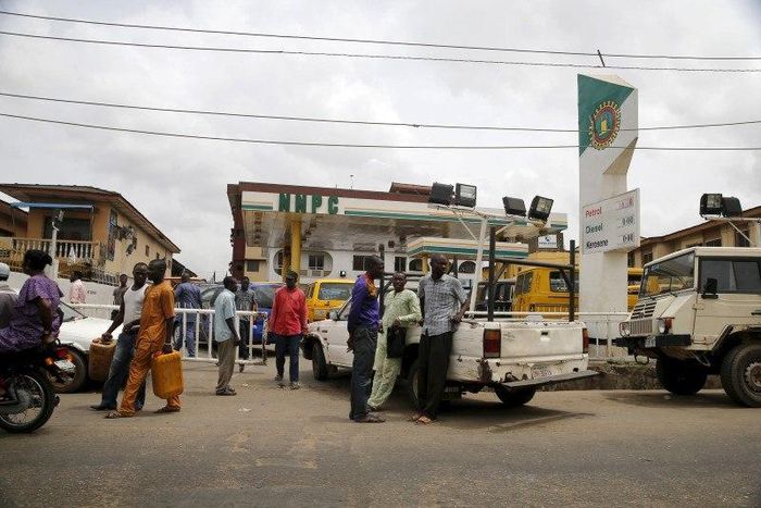 People queue with their vehicles to buy fuel in front of a fuel station at Agege district in Lagos, Nigeria April 5, 2016. To match NIGERIA-OIL/ REUTERS/Akintunde Akinleye