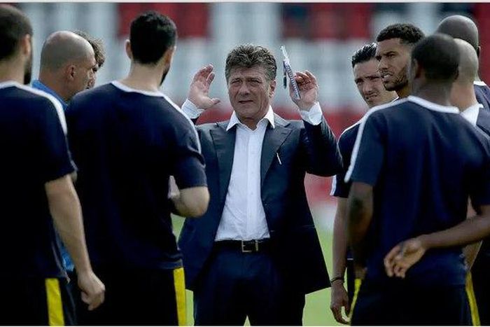 Walter Mazzarri, Watford’s head coach and his players