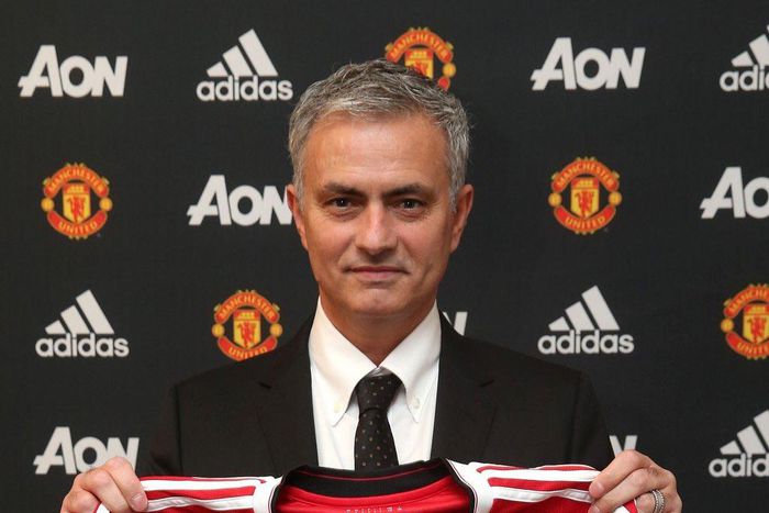 Manchester United appoint "Special One" as manager