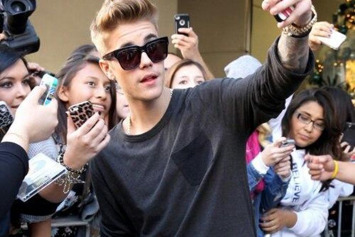 Justin Bieber showing love to fans