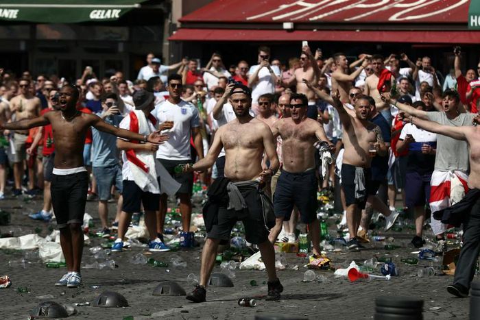 ___5141118___https:______static.pulse.com.gh___webservice___escenic___binary___5141118___2016___6___12___23___englandfans-cropped_1qou65qlbu6o4130pyj3p82n97