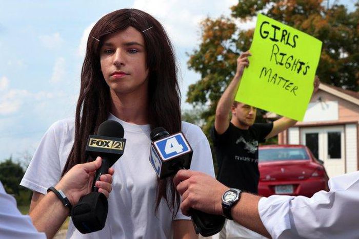 U.S. to schools: Give transgender students bathroom rights