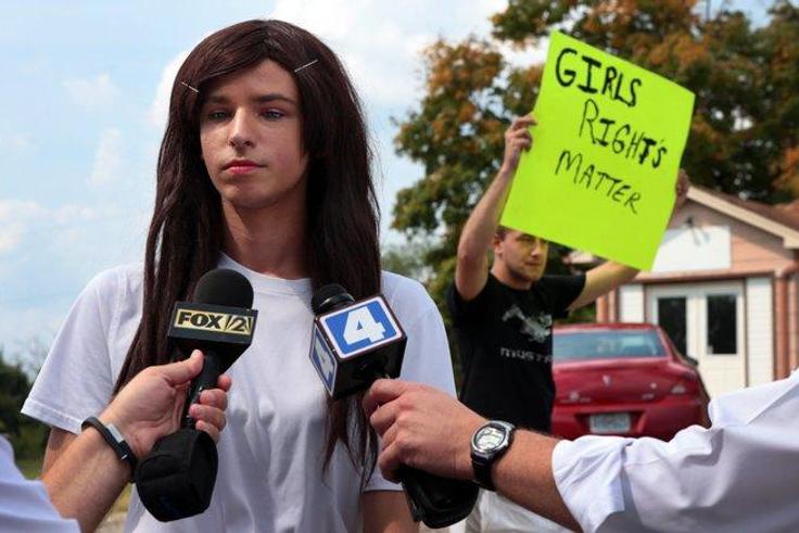 U.S. to schools: Give transgender students bathroom rights