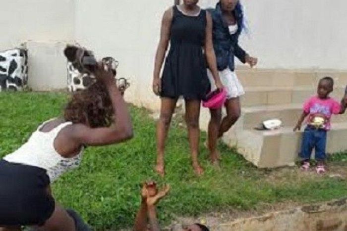 This guy more than he could chew in Akure