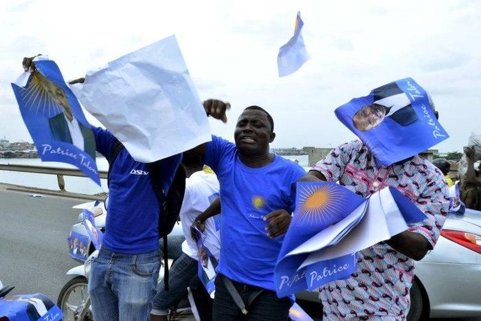 Supporters of presidential candidate Patrice Talon campaign ahead of the second round of Benin's presidential election on Sunday in Cotonou, Benin, March 18, 2016. REUTERS/Charles Placide Tossou
