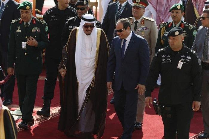 Saudi King Salman bin Abdulaziz (C-L) walks with Egypt's President Abdel Fattah al-Sisi during a welcoming ceremony upon al-Sisi's arrival to attend the Summit of South American-Arab Countries, in Riyadh November 10, 2015.