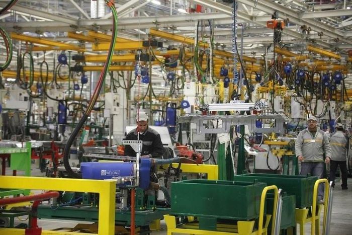 Moroccan employees work in the new Renault factory in Melloussa, 30 km (19 miles) from Tangiers February 9, 2012.    REUTERS/Stringer